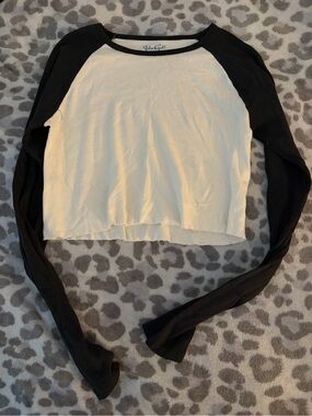 Brandy Melville Black & Cream Cropped Raglan Top